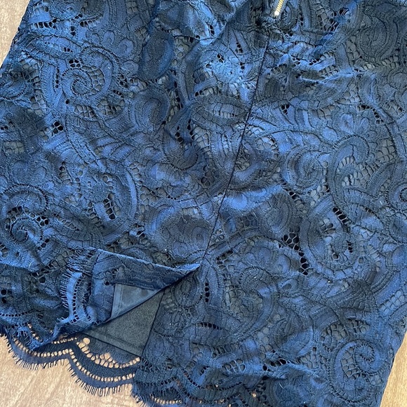 Lilly Pulitzer | Black Lace Skirt Gold Exposed Zipper - Picture 4 of 4
